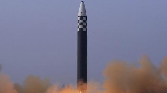 Tổng thống Joe Biden gửi thông điệp 4 chữ, Triều Tiên đáp lại bằng 3 tên lửa đạn đạo