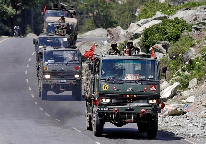Đoàn xe của quân đội Ấn Độ di chuyển dọc theo đường cao tốc dẫn đến Ladakh hôm 18/6. (Nguồn: Reuters) 2800 trung an reuters