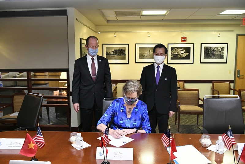 0852 giam yyc chyyng trinh hoa binh jody olsen ky vyn byn cam kyt sy thya thuyn triyn khai binh