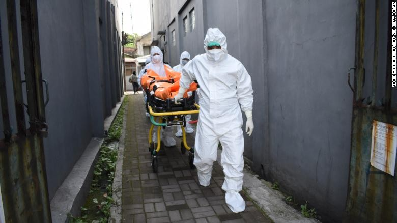 Covid-19 tại Indonesia: Bác sỹ đau đớn lựa chọn bệnh nhân để cứu sống, có thể đạt đỉnh 100.000 ca nhiễm mỗi ngày Cập nhật Covid-19 ngày 16/7: Indonesia lên kịch bản xấu nhất; Argentina để quốc tang người qua đời vì dịch; y tế châu Phi đang tiến tới 'điểm giới hạn