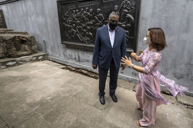 Bộ trưởng Quốc phòng Mỹ thăm nhà tù Hỏa Lò