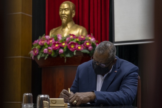 Bộ trưởng Quốc phòng Mỹ thăm nhà tù Hỏa Lò