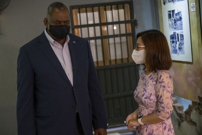 Bộ trưởng Quốc phòng Mỹ thăm nhà tù Hỏa Lò