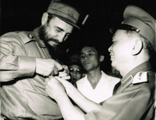 Kỷ niệm cắt tóc cho Đại tướng Võ Nguyên Giáp