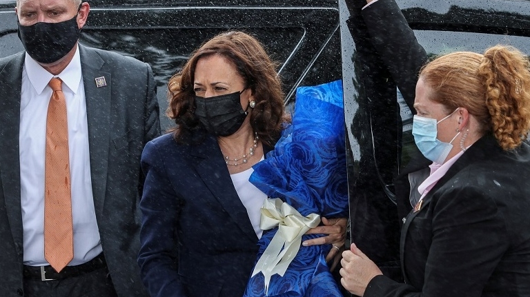 Hình ảnh Phó Tổng thống Mỹ đặt hoa tưởng niệm cố Thượng nghị sĩ John McCain bên hồ Trúc Bạch, Hà Nội