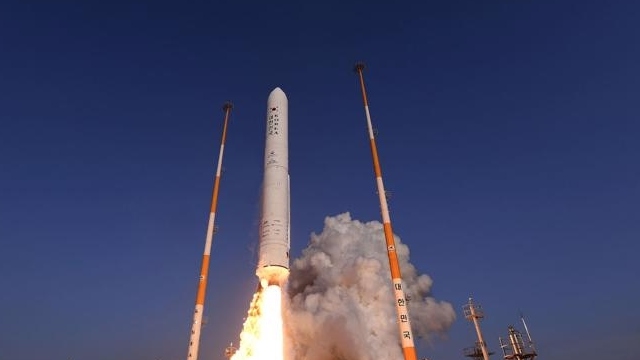 Mỹ 'tháo vòng kim cô', Hàn Quốc tăng tốc ngoại giao không gian