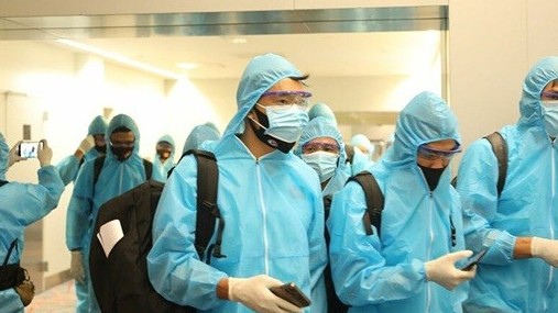 Các tuyển thủ Việt Nam ra sân bay về nước