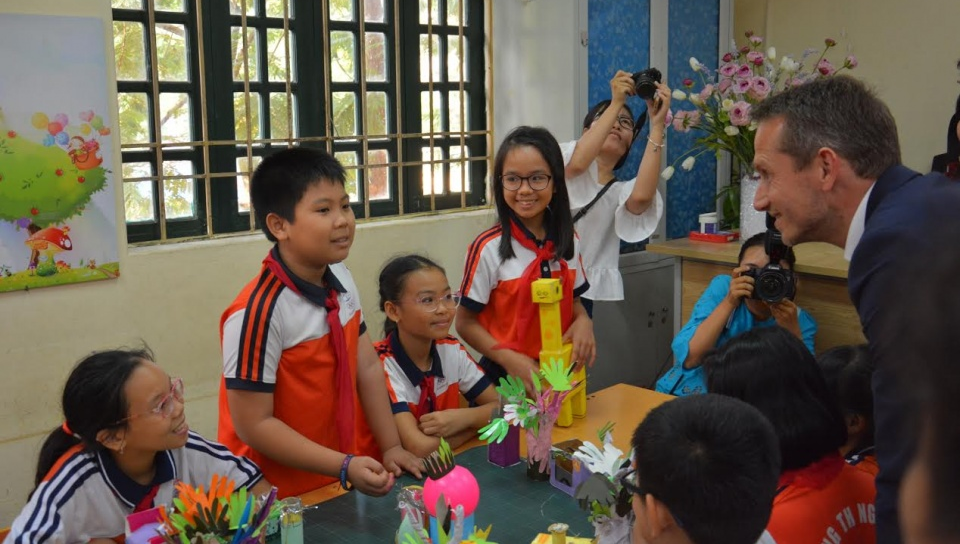 Trẻ em "vẽ bức tranh" Việt Nam - Đan Mạch