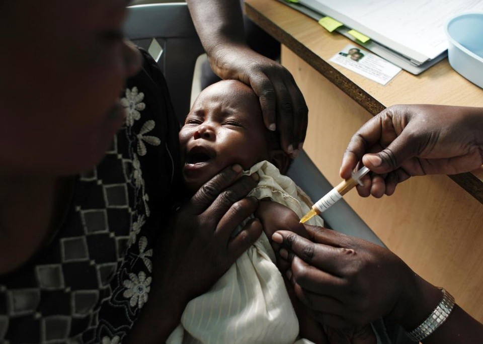 Một em bé ở thị trấn Kombewa thuộc Kenya được tiêm vaccine ngừa sốt rét vào năm 2009. Ảnh: AP. Một em bé ở thị trấn Kombewa thuộc Kenya được tiêm vaccine ngừa sốt rét vào năm 2009. Ảnh: AP.
