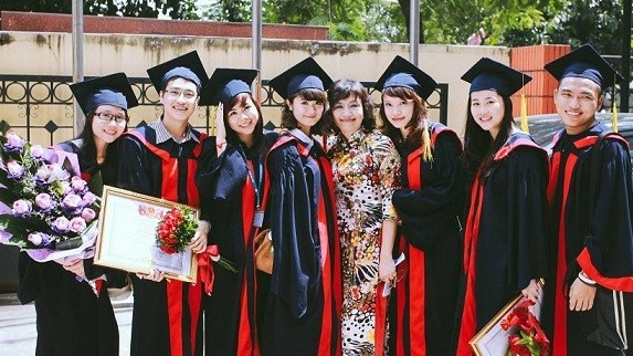 Giáo sư ngành Ngoại giao với cuốn sách phi lợi nhuận