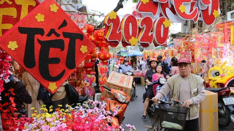 Rực rỡ hương sắc Tết ba miền ở phố cổ Hà Nội