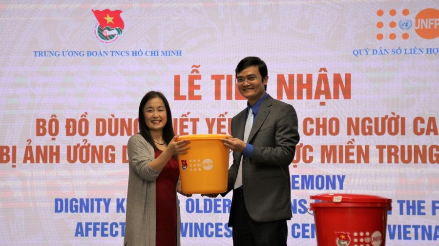UNFPA tại Việt Nam hợp tác cùng Trung ương Đoàn hỗ trợ người cao tuổi trong ứng phó với lũ lụt