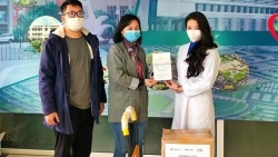 Trao tặng 1.000 cuốn sách về cuộc đua phát triển vaccine Covid-19