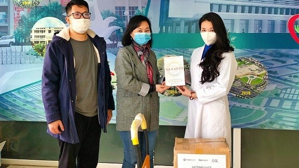 Trao tặng 1.000 cuốn sách về cuộc đua phát triển vaccine Covid-19