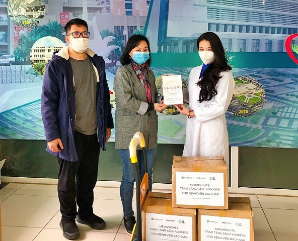 Trao tặng 1.000 cuốn sách về cuộc đua phát triển vaccine Covid-19 Trao tặng 1.000 cuốn sách về cuộc đua phát triển vaccine Covid-19