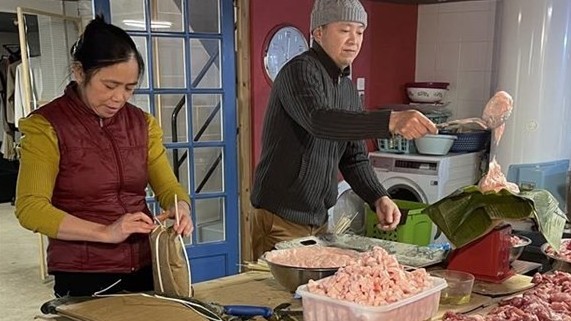 Không khí chuẩn bị Tết cổ truyền của người Việt tại Pháp