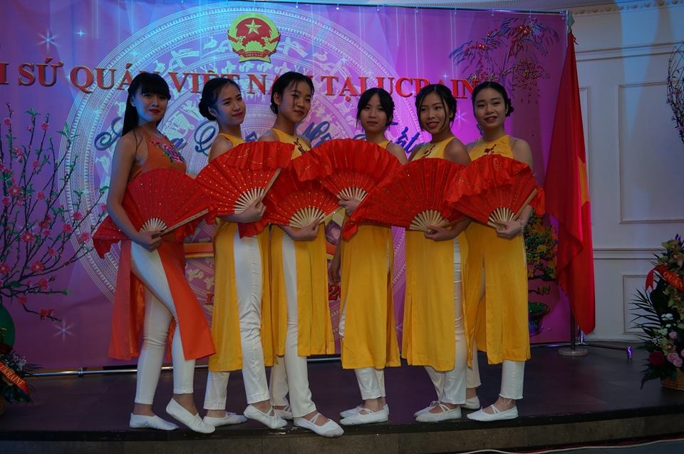 nguoi viet o ukraine mung xuan mau tuat