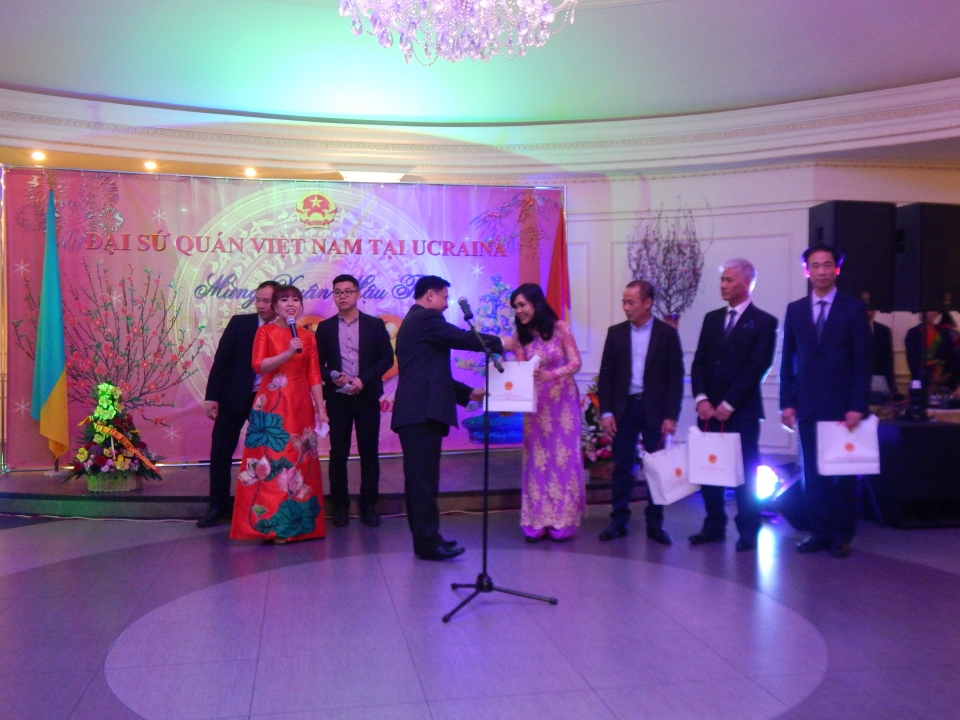 nguoi viet o ukraine mung xuan mau tuat