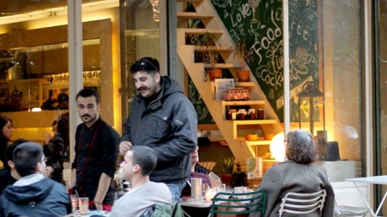 Chính sách 250.000 Eur thành công dân Hy Lạp khiến dân bản xứ "lép vế"