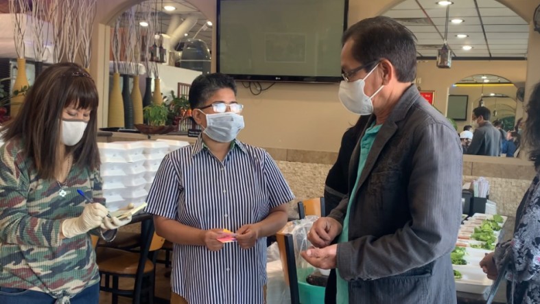 Người Việt tại Texas (Mỹ) sát cánh cùng nhau khắc phục hậu quả thiên tai, bão tuyết