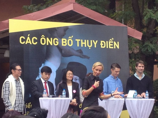 Ông bố Thụy Điển giao lưu cùng ông bố Việt Nam