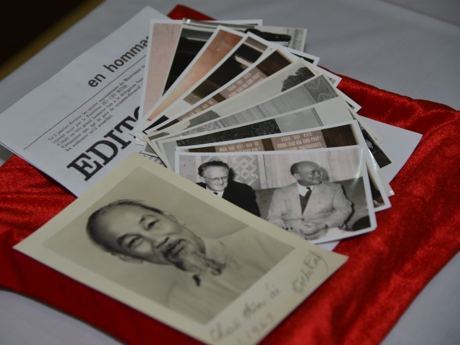 Tiếp nhận bộ kỷ vật quý về Chủ tịch Hồ Chí Minh