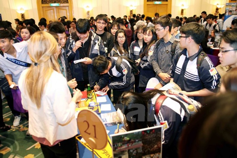 trien lam du hoc my thu hut hoc sinh ha noi