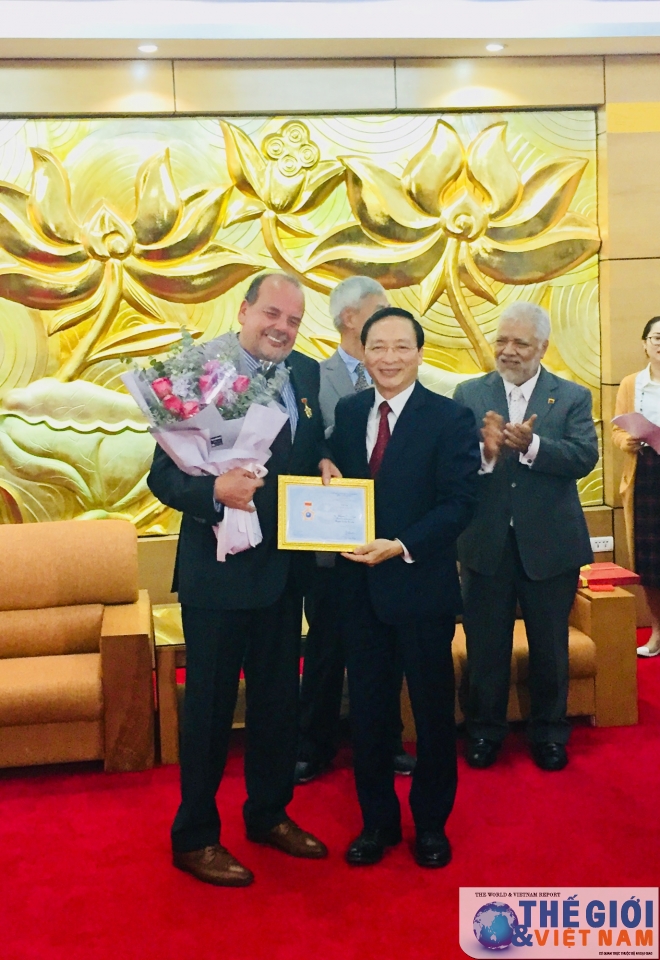 Trao tặng Kỷ niệm chương cho Đại sứ Chile trao tang ky niem chuong cho dai su chile