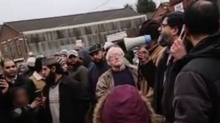 Anh: Phụ huynh biểu tình, cho con nghỉ học vì lo ngại chương trình giáo dục về chuyển giới