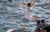 hai cau au yem om hon tho lan anh duoi day bien