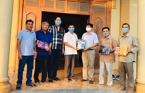 Tổng lãnh sự quán Việt Nam tại Preah Sihanouk (Campuchia) tặng khẩu trang cho bà con Việt kiều nghèo