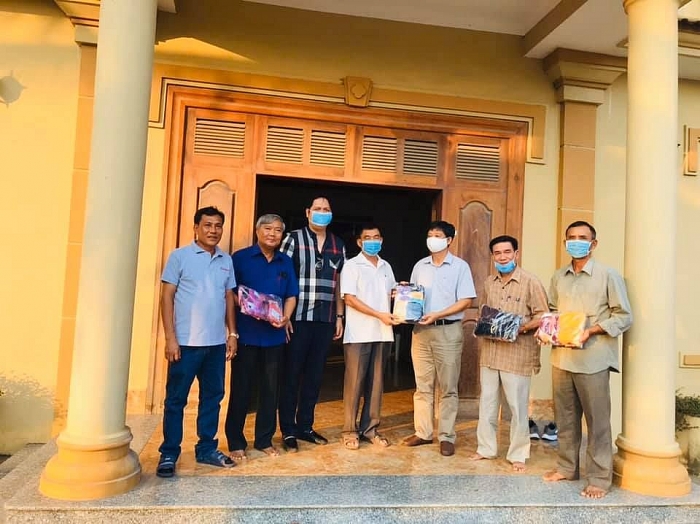 tong lanh su quan viet nam tai sihanoukville campuchia tang khau trang cho ba con viet kieu ngheo