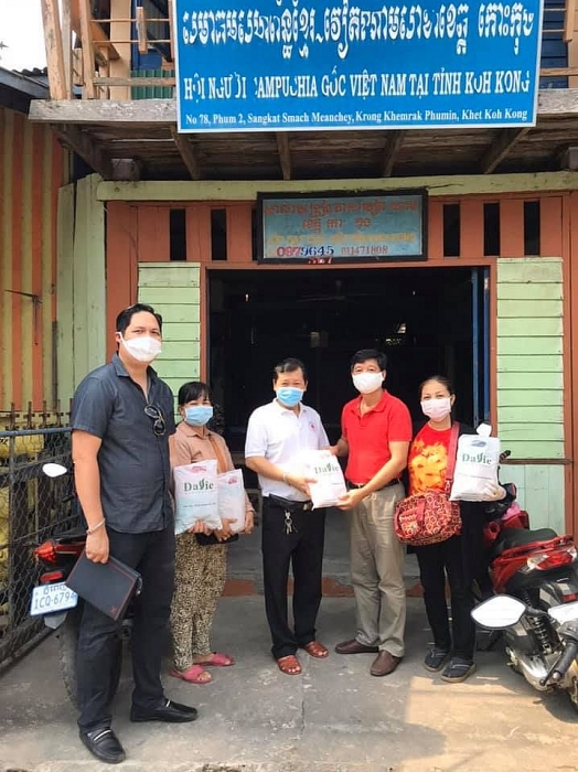 tong lanh su quan viet nam tai sihanoukville campuchia tang khau trang cho ba con viet kieu ngheo