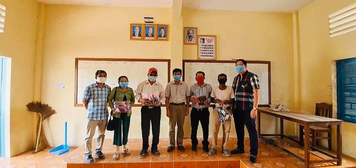 tong lanh su quan viet nam tai sihanoukville campuchia tang khau trang cho ba con viet kieu ngheo