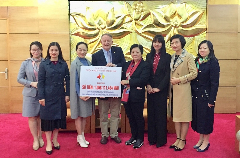 Ban Tổ chức Cuộc chạy vì trẻ Hà Nội 2019 trao tấm séc tượng trưng cho các đơn vị thụ hưởng Cuộc chạy Vì trẻ em Hà Nội 2019 dành 1 tỷ đồng hỗ trợ trẻ em mắc bệnh hiểm nghèo
