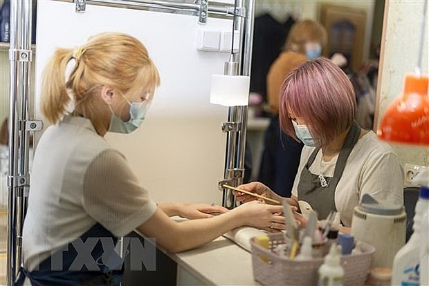 Đảm bảo phòng dịch cho khách hàng cần trở thành ưu tiên của các hiệu chăm sóc sắc đẹp. (Ảnh: TTXVN phát)