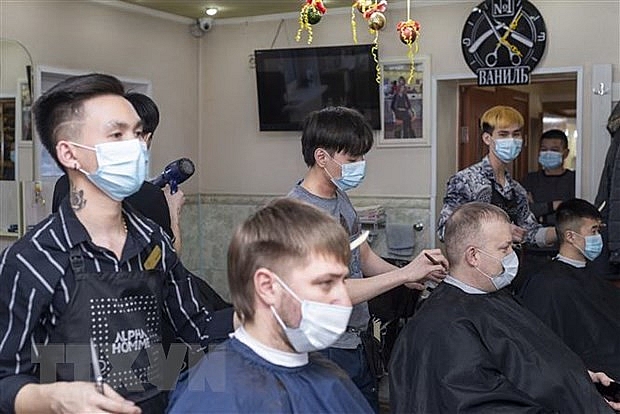 Sử dụng khẩu trang và diệt khuẩn thường xuyên là biện pháp hiệu quả phòng dịch bệnh COVID-19. (Ảnh: TTXVN phát)