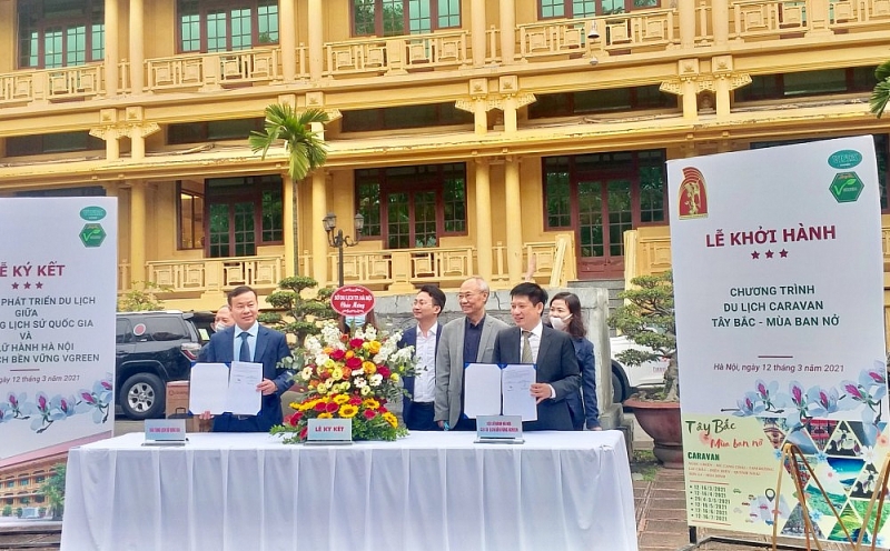 Du lịch bền vững bằng hình thức xe tự lái từ Hà Nội đến miền Tây Bắc Hà Nội là điểm khởi đầu của chương trình du lịch bền vững bằng xe tự lái qua miền Tây Bắc