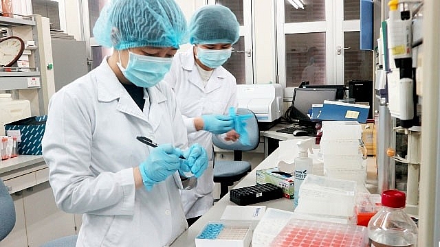 Đối phó Covid-19 và triển vọng từ nghiên cứu hệ gen tại Việt Nam