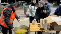 Trợ giúp người lánh nạn từ Ukraine: Những hình ảnh đẹp về người Việt ở Slovakia