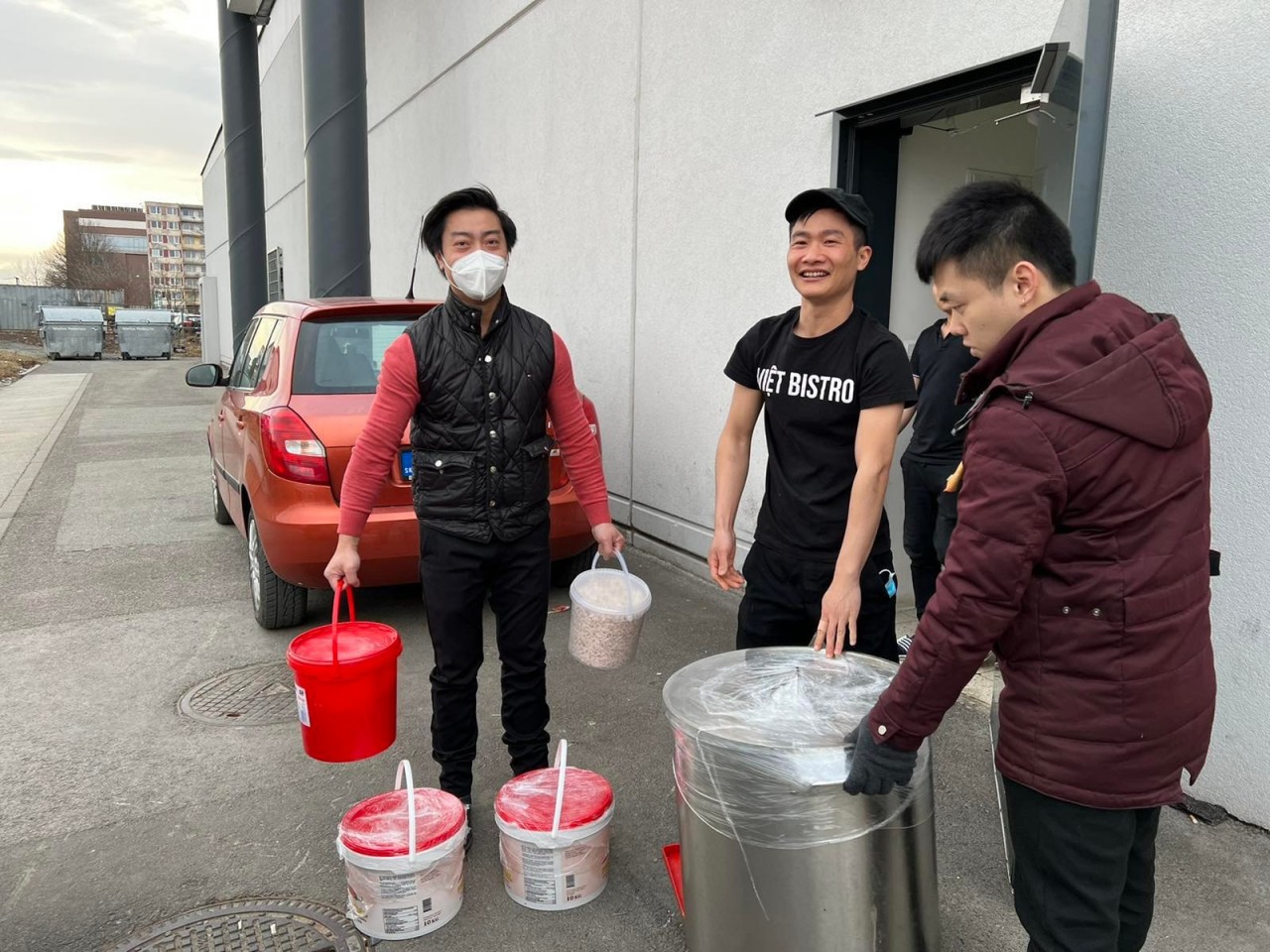 Trợ giúp người tị nạn từ Ukraine: Những hình ảnh đẹp về người Việt ở Slovakia