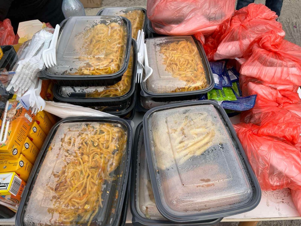 Trợ giúp người tị nạn từ Ukraine: Những hình ảnh đẹp về người Việt ở Slovakia