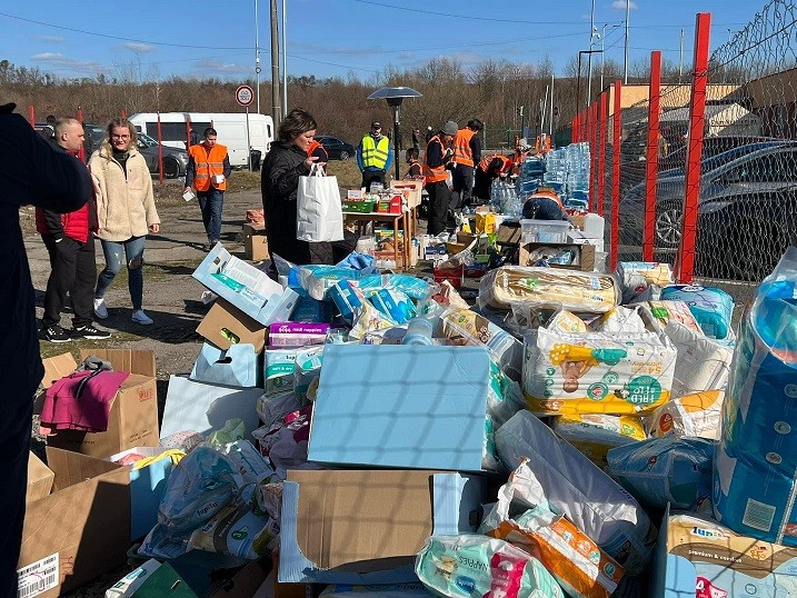 Trợ giúp người tị nạn từ Ukraine: Những hình ảnh đẹp về người Việt ở Slovakia