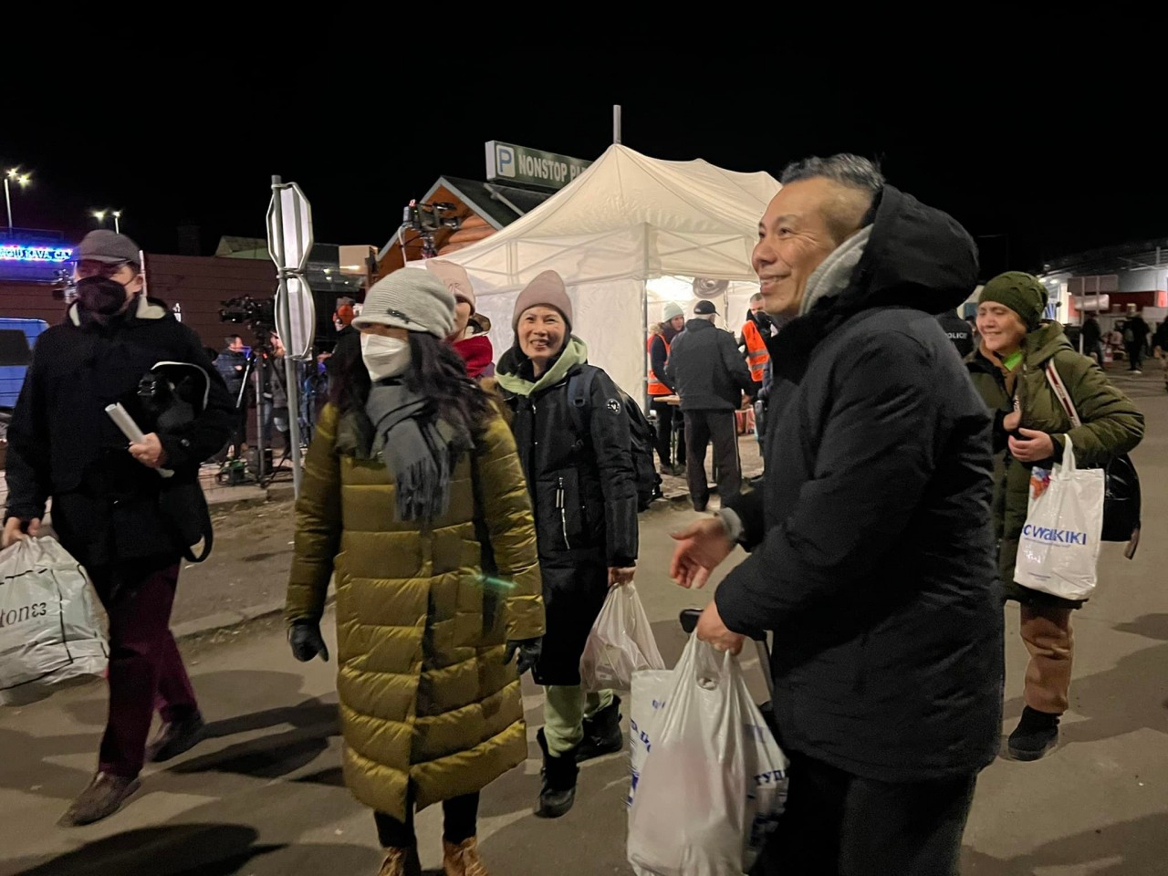 Trợ giúp người tị nạn từ Ukraine: Những hình ảnh đẹp về người Việt ở Slovakia