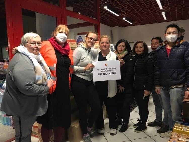 Trợ giúp người tị nạn từ Ukraine: Những hình ảnh đẹp về người Việt ở Slovakia