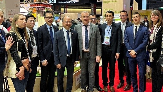 Đại sứ Đinh Toàn Thắng thăm và làm việc tại Hội chợ Nông nghiệp Pháp