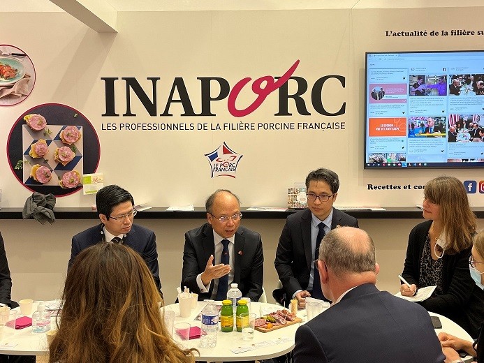 Đại sứ Việt Nam tại Pháp Đinh Toàn Thắng đã thăm và làm việc tại Hội chợ Nông nghiệp Pháp