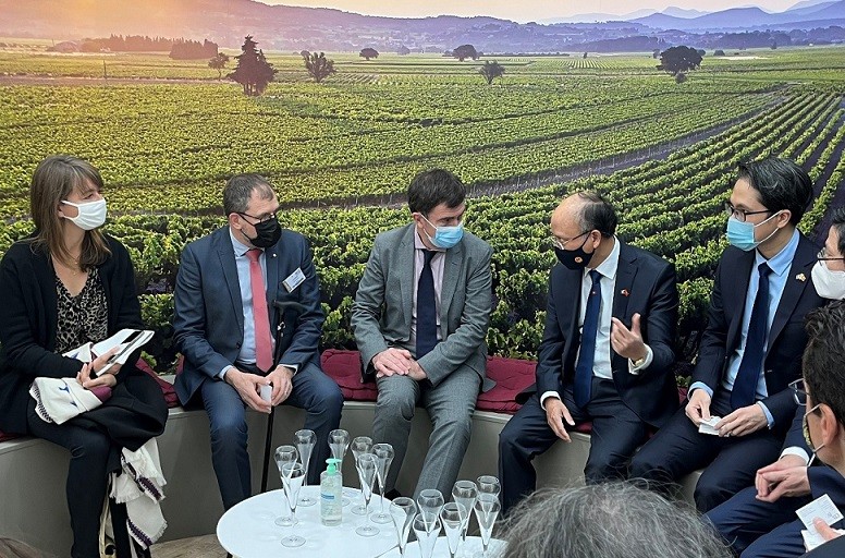 Đại sứ Đinh Toàn Thắng thăm và làm việc tại Hội chợ Nông nghiệp Pháp