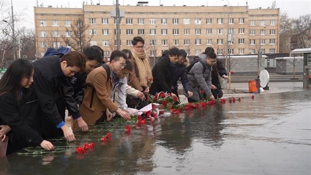 Thanh niên Việt Nam dâng hoa tại Tượng đài Hồ Chí Minh tại Nga Thanh niên Việt Nam dâng hoa tại Tượng đài Hồ Chí Minh tại Nga