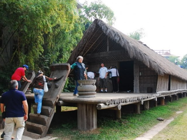 Giao lưu với người Êđê và Bana